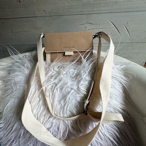 Tan Crossbody Bag with Structured Design and Versatile Style - Picture 3 of 7